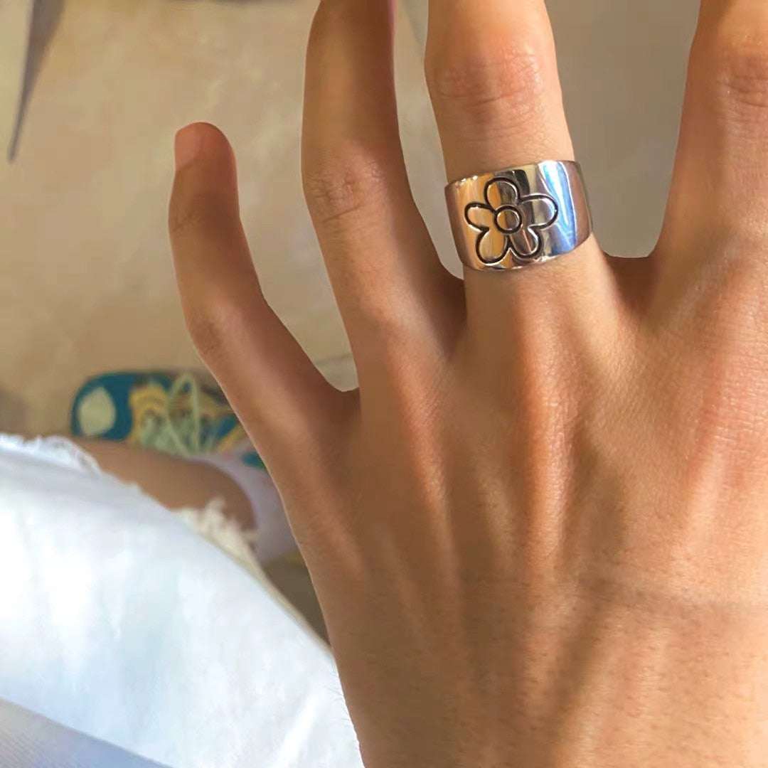 Women's Flower Graved Ring
