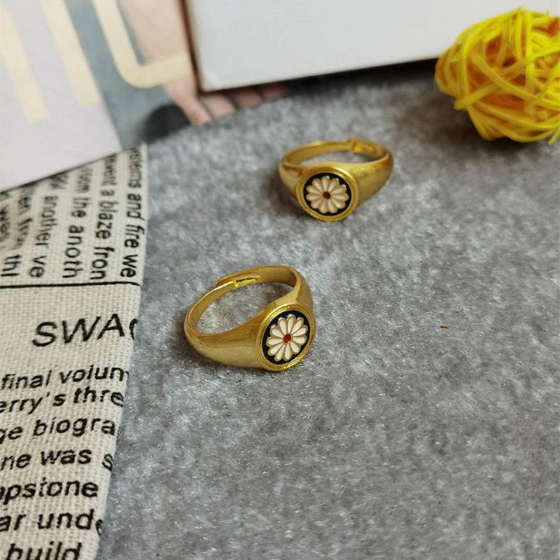 Women's Flower Graved Ring